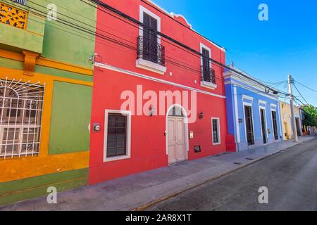 Malerische bunte koloniale Merida-Straßen in Mexiko, Yucatan Stockfoto