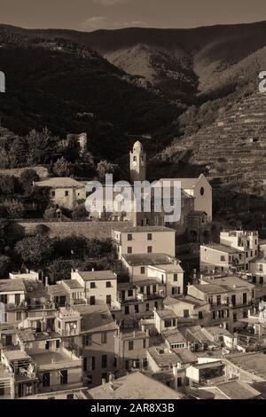 Luftaufnahme von Gebäuden in Vernazza, eines der fünf Dörfer in Cinque Terre, Italien. Stockfoto
