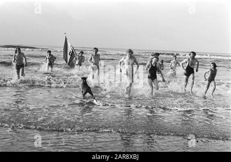 Traditionelles Neujahrstauchen im Meer in Zandvoort aan Zee Datum: 1. januar 1979 Ort: Noord-Holland, Zandvoort Stockfoto