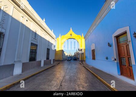 Malerische bunte koloniale Merida-Straßen in Mexiko, Yucatan Stockfoto