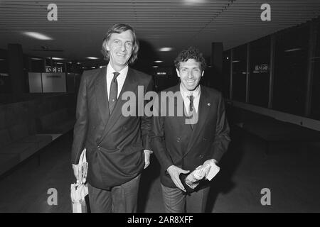 Ankunft FC Barcelona in Schiphol im Zusammenhang mit Spiel gegen NEC Trainer Menotti (l) und Starspieler Quini (Enrique Castro González) Datum: 17. Oktober 1983 Ort: Noord-Holland, Schiphol Schlüsselwörter: An- und Abreise, Trainer, Fußballer persönlicher Name: Castro, Enrique, Menotti, Cesar Stockfoto