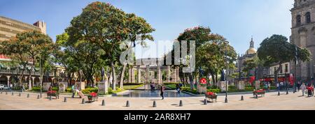 Guadalajara, Jalisco, Mexiko - 23. November 2019: Blick auf das Ilustres-Denkmal von Jaliscienses, neben der Kathedrale von Guadalajara Stockfoto