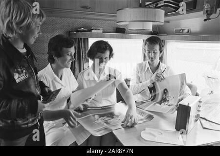 TT Assen 1977 Training TT in Assen; Wil Hartog verteilt Unterschriften an Red Cross Nurses Datum: 23. Juni 1977 Ort: Axis Keywords: Motorradfahrer, Motorsport, Krankenschwestern Personenname: Hartog, Wil Stockfoto