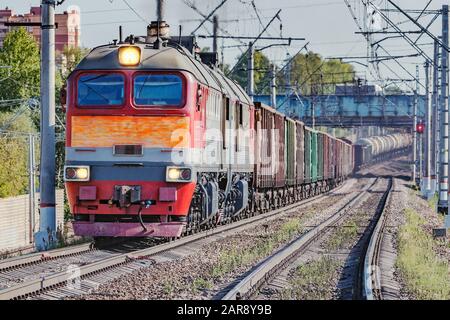 Güterzug nähert sich zur Morgenzeit dem Bahnhof. Stockfoto