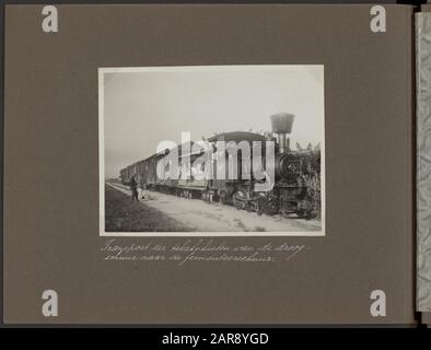 Fotoalbum Deli Maatschappij: Firma Loeboe Dalam Train Transport der Tabakblätter von der Trockenscheune zur Gärscheune bei der Firma Loeboe Dalam an der Ostküste Sumatras Anmerkung: Aufschrift: Transport von Tabakblättern vom Trocknungsschuppen zur Gärscheune. Datum: 1930 Ort: Indonesien, Loeboe Dalam, Lubu Dalam, Niederländisch-Ostindien, Sumatra-Schlüsselwörter: Plantagen, Tabak, Züge Stockfoto
