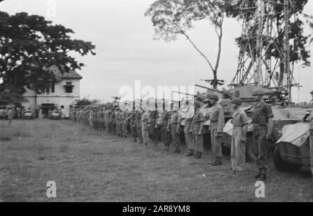 Salatiga. Feier des 134-jährigen Bestehens der Hussaren von Boreel durch die 2nd Squadron Armored Cars Truppen Stand im Amt Datum: 25. November 1947 Ort: Indonesien, Java, Dutch East Indies, Salatiga Stockfoto