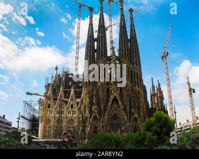 Die berühmte Sagrada Familia des Architekten Guadí in Barcelona, Katalonien, Spanien, wird noch über 100 Jahre nach Beginn der ersten Arbeiten gebaut Stockfoto