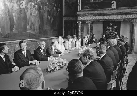 Thronwechsel 30. april, Treffen zur Abdankung in Paleis op de Dam Datum: 29. juli 1980 Ort: Amsterdam, Noord-Holland Schlüsselwörter: Abdikationen, Treffen, Thronwechsel Stockfoto