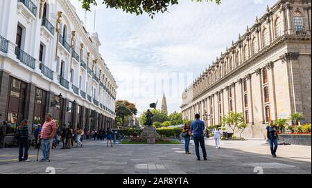 Guadalajara, Jalisco, Mexiko - 23. November 2019: Touristen und Einheimische genießen den Tag auf der Plaza Fundadores, neben dem Theater Degollado und dem Civil Stockfoto