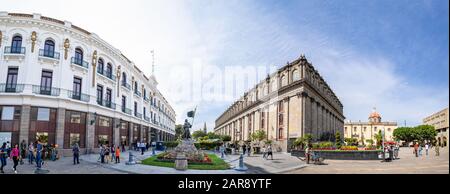 Guadalajara, Jalisco, Mexiko - 23. November 2019: Touristen und Einheimische genießen den Tag auf der Plaza Fundadores, neben dem Theater Degollado und dem Civil Stockfoto