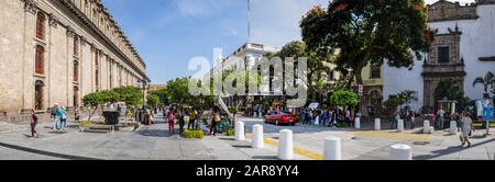 Guadalajara, Jalisco, Mexiko - 23. November 2019: Touristen und Einheimische genießen den Tag auf der Plaza Fundadores, neben dem Theater Degollado und dem Civil Stockfoto