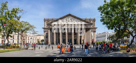 Guadalajara, Jalisco, Mexiko - 23. November 2019: Touristen und Einheimische, die den Tag auf der plaza de la Liberacion mit Blick auf das Theater Degollado genießen Stockfoto