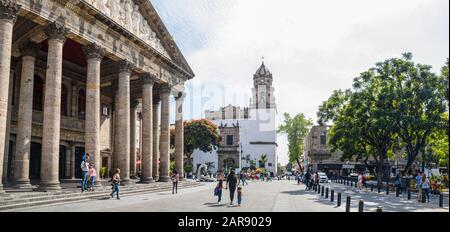 Guadalajara, Jalisco, Mexiko - 23. November 2019: Touristen und Einheimische, die den Tag auf der plaza de la Liberacion mit Blick auf das Theater Degollado genießen Stockfoto