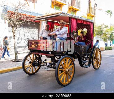 Guadalajara, Jalisco, Mexiko - 23. November 2019: Alte Kutsche, die Touristen in den Straßen von Guadalajara transportiert Stockfoto