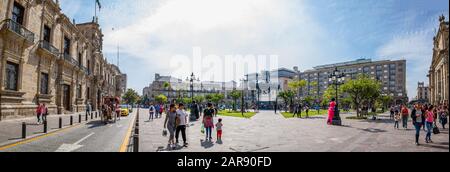 Guadalajara, Jalisco, Mexiko- 23. November 2019: Guadalajara, Jalisco, Mexiko - 23. November 2019: Die Menschen, die den Tag auf der Plaza de Armas genießen, kommen Stockfoto