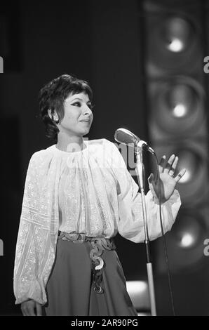 TV-Programm Einer Der Acht von Mies Bouwman. Esther Ofarim singt Datum: 22. November 1969 Schlagwörter: Programm Personenname: Bouwman, Mies, Esther Ofarim Stockfoto