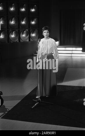 TV-Programm Einer Der Acht von Mies Bouwman. Esther Ofarim singt Datum: 22. November 1969 Schlagwörter: Programm Personenname: Bouwman, Mies, Esther Ofarim Stockfoto