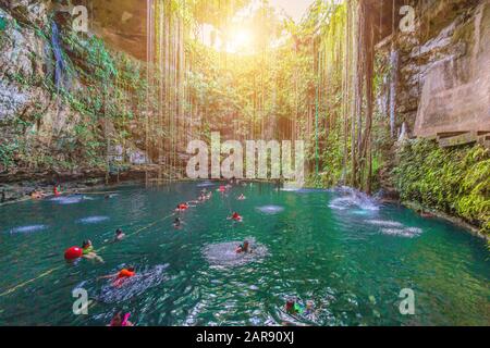 IK Kil, Mexiko - 20. Dezember 2019: IK Kil Cenote liegt im nördlichen Zentrum der Halbinsel Yucatán, einem Teil des Archäologischen Parks "ik Kil nea" Stockfoto