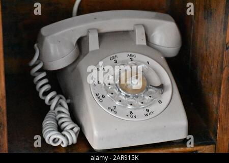 Weißes Drehtelefon auf einem Holzregal in einem Haus in Havanna Kuba Stockfoto