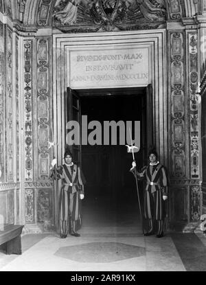 ROM: Die Päpstliche Schweizergarde in Vatikanstadt Zwei Wachen an einem Tor, das 1859 unter Papst PiusIX. Unter Zugabe von Zugang zu den damaligen Privatquartieren des Papstes am 1. Stock gemacht wurde Datum: Dezember 1937 Ort: Italien, Rom, Vatikanstadt Schlüsselwörter: Türen, Gebäude, Kopfbedeckung, Militär, Paläste, Uniformen, Waffengattung Name: Vatikan Stockfoto