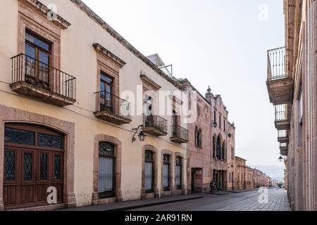 Morelia, Michoacan, Mexiko - 24. November 2019: Blick auf die alten Gebäude an der Garcia Obeso Straße Stockfoto