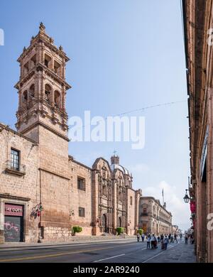 Morelia, Michoacan, Mexiko - 24. November 2019: Der Tempel Der Nonnen, neben dem Hauptsitz der Bundespost in Mexiko 15 Stockfoto