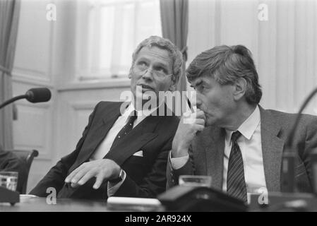 Zweite Kammer, Debatte über das Projekt des parlamentarischen Untersuchungsausschusses Pass; Premier Lubbers (r) und Minister Van den Broek Datum: 21. September 1988 Stichwörter: Kammerdebatten persönlicher Name: Broek, Hans van der, Lubbers, Ruud Stockfoto