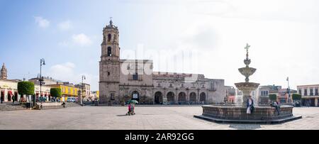 Morelia, Michoacan, Mexiko - 24. November 2019: Blick auf den San Francisco Tempel, von der San Francisco Plaza, Mittag Stockfoto