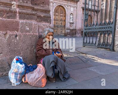 Morelia, Michoacan, Mexiko - 24. November 2019: Eine ältere, Bettlerin am Eingang der Kathedrale von Morelia Stockfoto