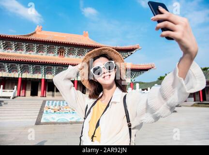 Glückliche asiatische Reisende, die selfie und Tempel einnehmen Stockfoto