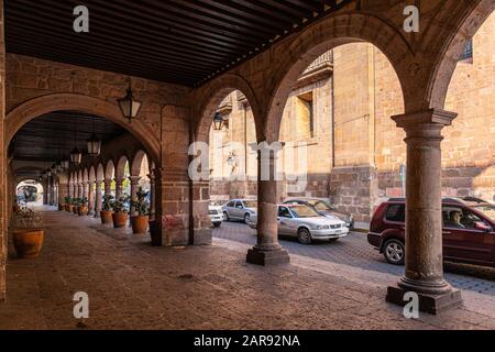 Morelia, Michoacan, Mexiko - 24. November 2019: Blick auf die Allende Streets, geschützte Gehwege, neben der Morelia Cathedral Stockfoto