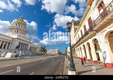 Havanna, Kuba - 16. Dezember 2019: Das Kapitolgebäude (Capitolio Nacional de La Habana) ist ein öffentliches Gebäude und eines der meistbesuchten Orte von Stockfoto