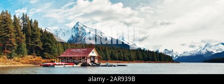 Jasper, KANADA - SEP 13: Schöner Maligne Lake mit Bootshaus im Jasper National Park in Kanada am 13. September 2018 Stockfoto