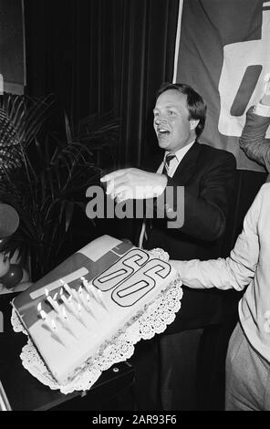 Hauswahlen 1981; Wahltreffen der D66 im Hotel Krasnapolsky in Amsterdam, wo Terlouw festlich begrüßt wurde Datum: 26. Mai 1981 Ort: Amsterdam, Noord-Holland Schlüsselwörter: Tagungen, Wahlen Name Der Institution: Krasnapolsky Stockfoto