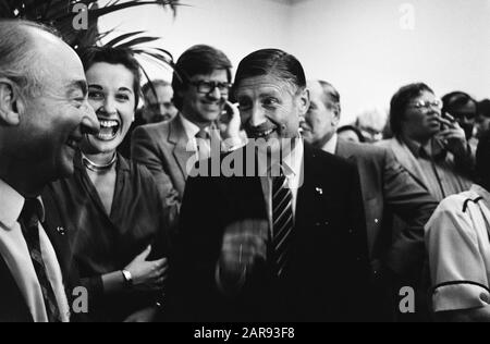 Hauswahlen 1981; Wahltreffen CDA im Pulchri Studio in den Haag; Van Agt in Gespr mit Schmelzer und seiner Frau Datum: 26. Mai 1981 Ort: Den Haag, Zuid-Holland Schlüsselwörter: Gespräche, Wahlen, Fraueneinrichtung Name: Pulchristudio Stockfoto