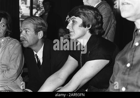 Hauswahlen 1981; Wahltreffen PPR in Artis; Ria Beckers (r) mit Bas Gaay Fortman Datum: 26. Mai 1981 Schlüsselwörter: Wahlen, Wahlversammlungen persönlicher Name: Beckers, Ria Stockfoto