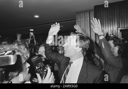 Hauswahlen 1981; Wahltreffen der D66 im Hotel Krasnapolsky in Amsterdam, wo Terlou gefeiert wurde Datum: 26. Mai 1981 Ort: Amsterdam, Noord-Holland Schlüsselwörter: Tagungen, Wahlen Name Der Institution: Krasnapolsky Stockfoto