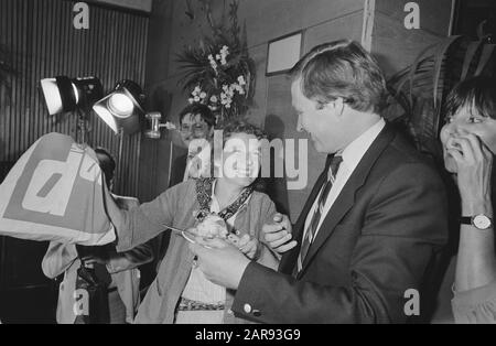 Hauswahlen 1981; Wahltreffen der D66 im Hotel Krasnapolsky in Amsterdam, wo Terlou gefeiert wurde Datum: 26. Mai 1981 Ort: Amsterdam, Noord-Holland Schlüsselwörter: Tagungen, Wahlen persönlicher Name: Scratch Institution Name: Krasnapolsky Stockfoto