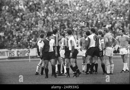 Twente versus Feijenoord 0-1 Feijenoord Champion der Niederlande in der Edidivisie Datum: 26. Mai 1969 Ort: Overijssel, Twente Schlüsselwörter: Sport, Fußball Personenname: Kindvall, Ove, Twente Institution Name: Feyenoord Stockfoto