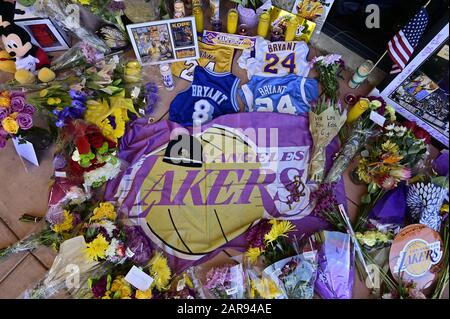 Datei: Calabasas, Vereinigte Staaten. Januar 2020. Blumen liegen vor dem Eingang der Mamba Sports Academy in Thousand Oaks in Erinnerung an Kobe Bryant, der am Sonntag, 26. Januar 2020, bei einem Hubschrauberabsturz in Calabasas California starb. Bryant wurde mit seiner 13-jährigen Tochter Gianna getötet. Foto von John McCoy/UPI Credit: UPI/Alamy Live News Stockfoto