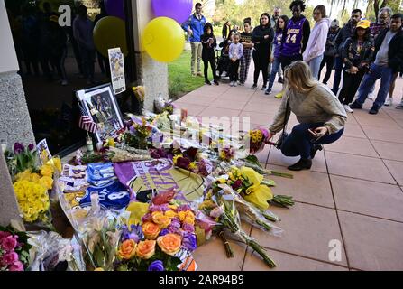 Datei: Calabasas, Vereinigte Staaten. Januar 2020. Die Menschen versammeln sich, um Blumen vor dem Eingang der Mamba Sports Academy in Thousand Oaks zu legen, um an Kobe Bryant zu denken, der früher bei einem Hubschrauberabsturz in Calabasas California am Sonntag, 26. Januar 2020 starb. Bryant wurde mit seiner 13-jährigen Tochter Gianna getötet. Foto von John McCoy/UPI Credit: UPI/Alamy Live News Stockfoto