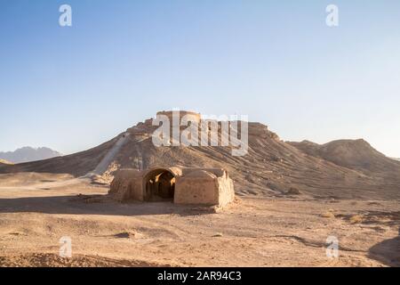 Türme des Schweigens Yazd, Iran, mitten in der Wüste. Auch bekannt als Dakhma, diese Türme wurden in der zoroastrischen Religion verwendet von t zu entsorgen Stockfoto