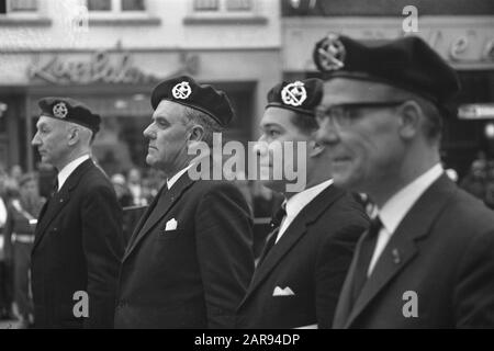 Auszeichnung grüner Liegeplatz am Rosendaal Datum: 9. Dezember 1960 Ort: Noord-Brabant, Rosendaal Schlüsselwörter: Auszeichnungen, Berets Stockfoto