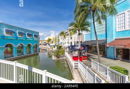 Cancun, Mexiko - 20. Dezember 2019: Größte Cancun Shopping Mall La Isla (Die Insel), die alles verkauft, von Souvenirs bis hin zu Marke Luxury Clothi Stockfoto