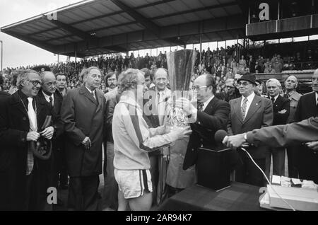 FC Twente-Borussia Mönchengladbach 1-5 (Rückspiel Finale Europa Cup 3) Anefo Cup Award Datum: 21. Mai 1975 Ort: Enschede, Overijssel Schlüsselwörter: Cups, Spieler, Sport, Fußball: Unbekannt/Anefo Stockfoto