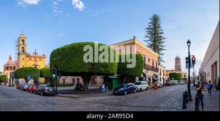 Santiago de Queretaro, Queretaro, Mexiko - 24. November 2019: Blick auf die Straße Corregidora am Templo De San Antonio De Padua Stockfoto