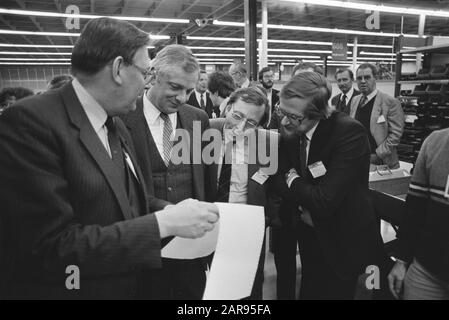 Van Aardenne (EZ) besucht IBM-Werk für Produktion 2,5-millionste Kugelkopfschreibmaschine und für die Verwendung elektronischer Peripheriegeräte Datum: 17. Januar 1984 Stichwörter: Fabrik, Minister Personenname: Aardenne, Gijs van Stockfoto