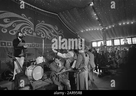 Eröffnung von Alderman Roel van Duijn vom Manifestationsbuch und der Stadt Amsterdam Van Duijn (ganz links) liest ein Märchen zum Datum: 23. Mai 1975 Ort: Amsterdam, Noord-Holland Schlüsselwörter: Veranstaltungen, aldermen persönlicher Name: Duijn, Roel van Stockfoto