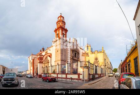 Santiago de Queretaro, Queretaro, Mexiko - 24. November 2019: Die Parroquia de Santiago Stockfoto