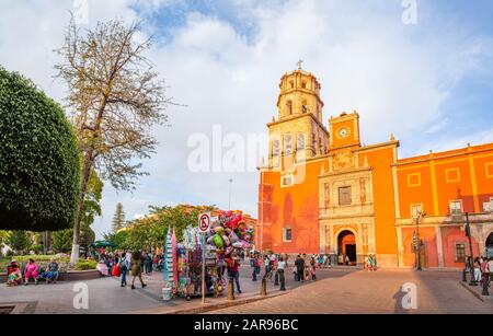 Santiago de Queretaro, Queretaro, Mexiko - 24. November 2019: Der Templo de San Francisco, mit Menschen, die den Tag im Zenea Garden genießen Stockfoto